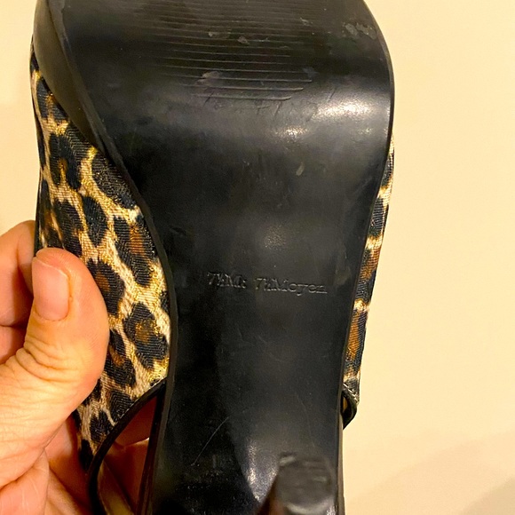 Great condition, Black patent leather leopard print swing back heels - Picture 3 of 3